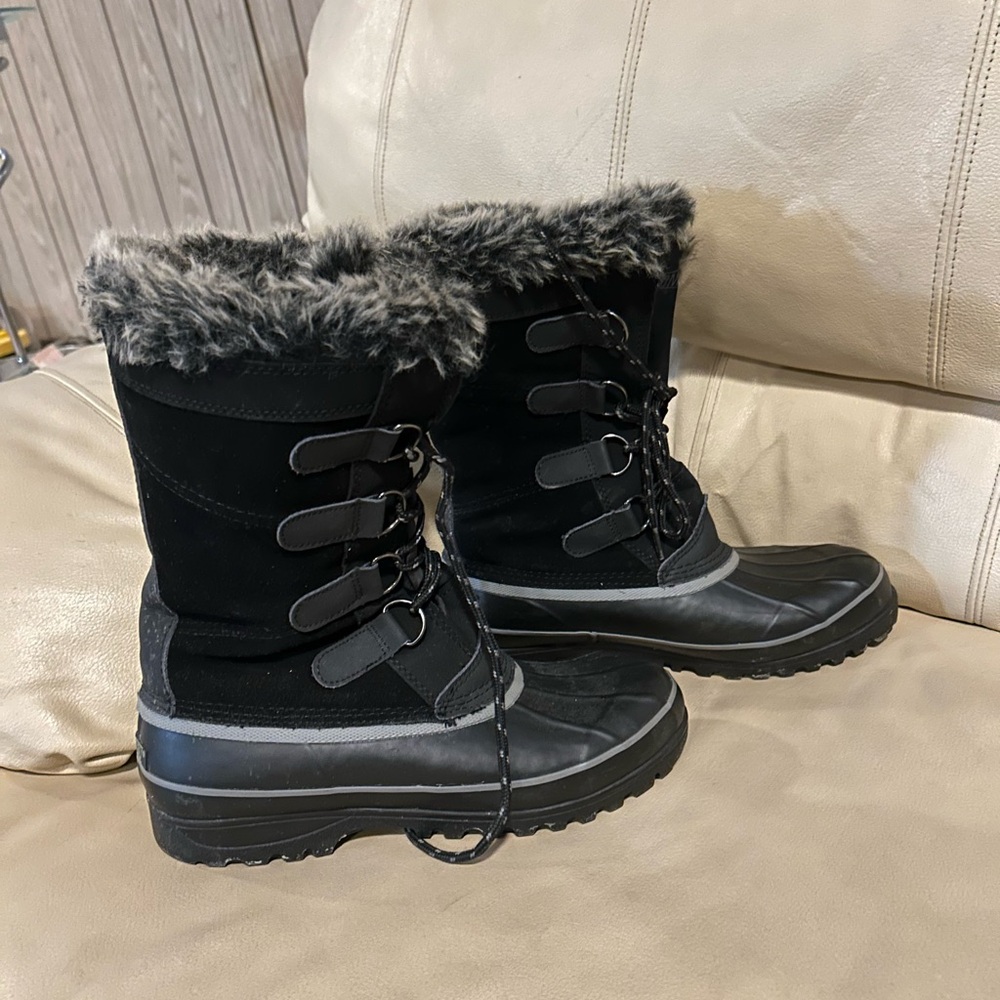 Khombu Black and Gray Winter Boots with Faux Fur
